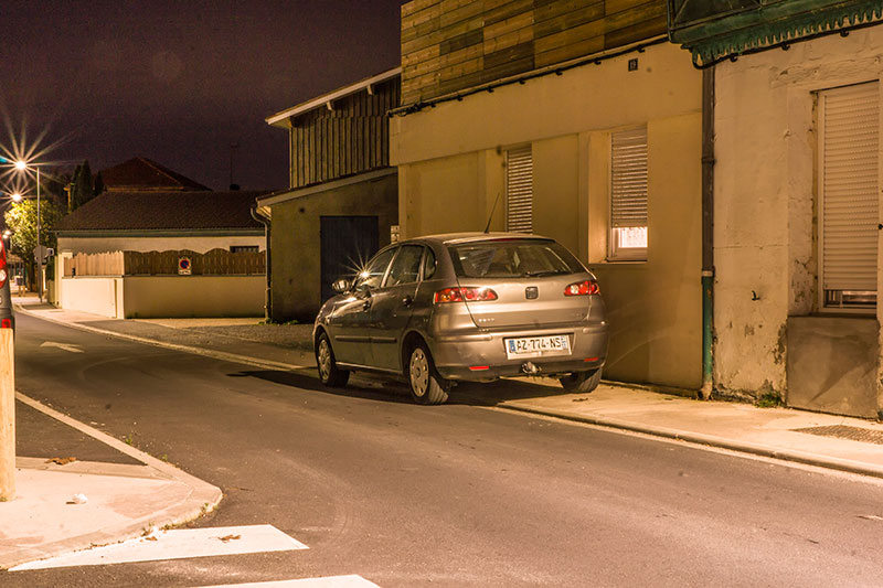 Stationnement sur trottoir non protégé rue du Stade