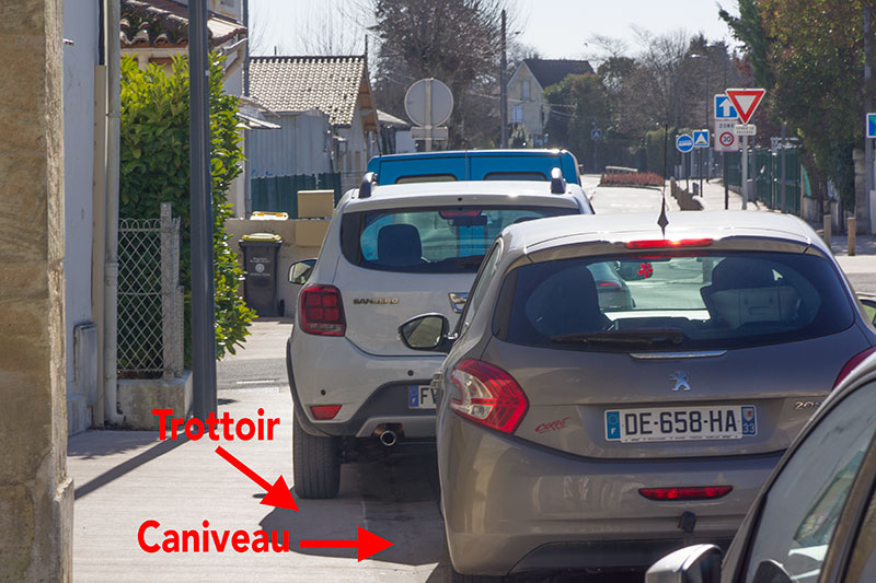 Stationnement sur trottoir non protégé, rue du Stade
